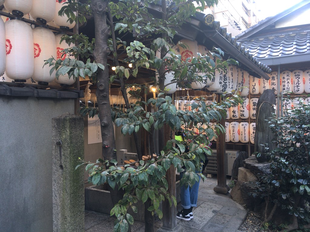 京都の御金神社(みかねじんじゃ)に参拝し、福財布・御朱印を授与してもらいました。
御金神社の場所・アクセス・行列状況、 福包み守り(福財布) について紹介しています。