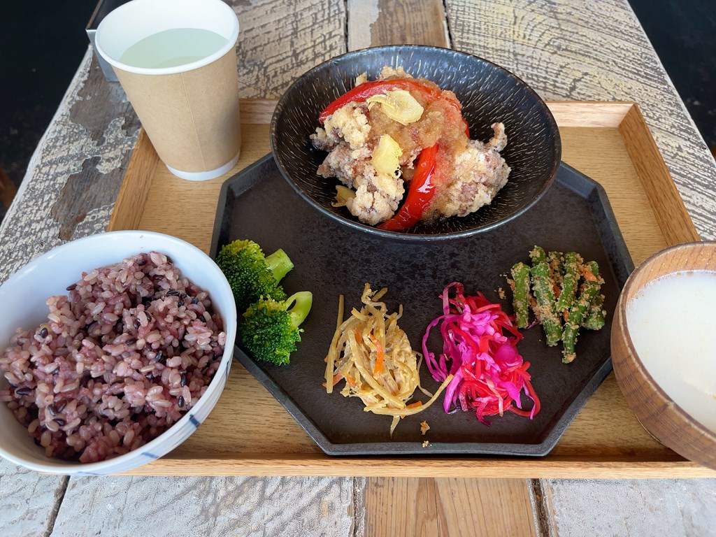 表参道・南青山にある奈良美智さんのプロデュースしたAtoZカフェ。
DDホールディングスの株主優待ランチをしました。
ランチメニューや店内の様子を紹介しています。野菜もたっぷりな健康的なランチがいただけます。